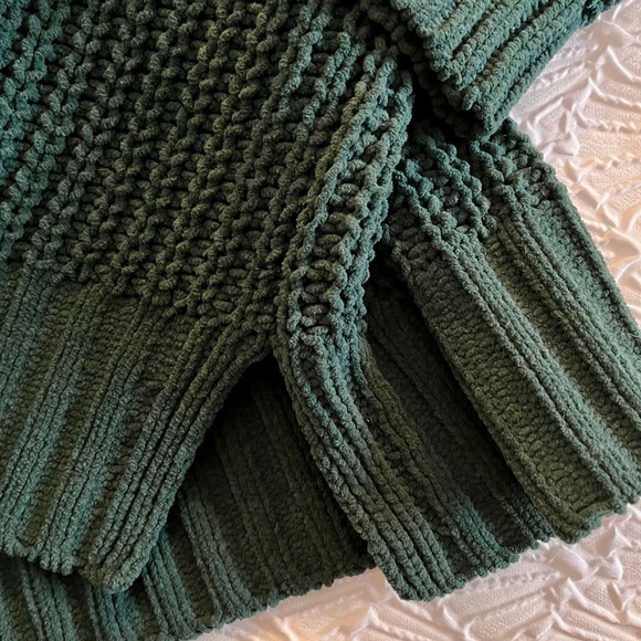 NWT American Eagle Outfitters Forest Green Crew Neck Sweater Size M - Picture 3 of 7